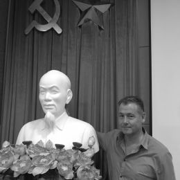 busto di ho chi min nell'auditorium dell'ospedale